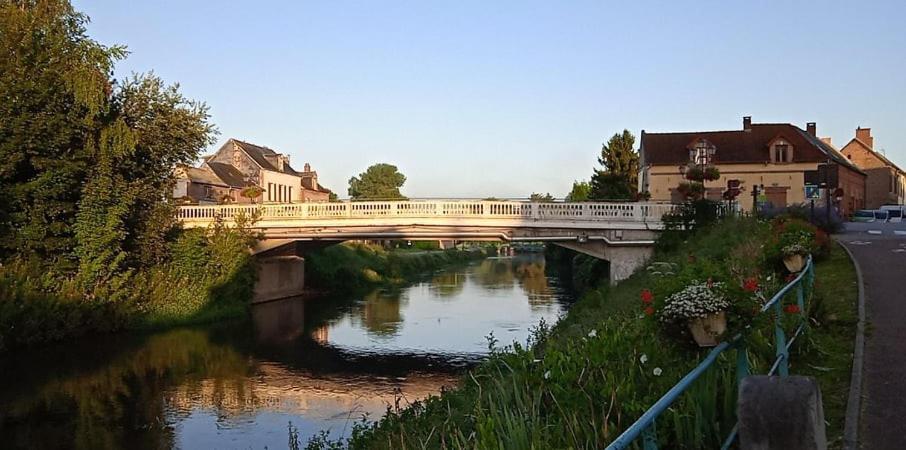 Aux 10 Ponts - Gite Aux Abords Du Fleuve La Somme - La Mer A 30 Min - La Nuit Pour 6 Voyageurs Екстер'єр фото